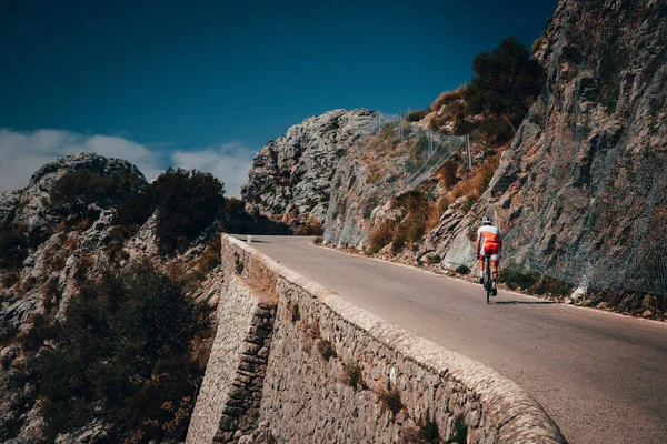 Ciclista su strada giro in bicicletta in salita sulla famosa salita Sa Calobra in Spagna . — Foto Stock