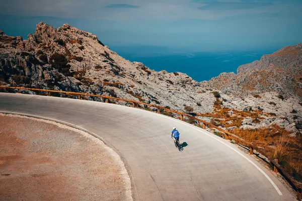 Paseo en bicicleta en Famoso Sa Calobra Climb en Mallorca. Fondo de pantalla deporte original — Foto de Stock