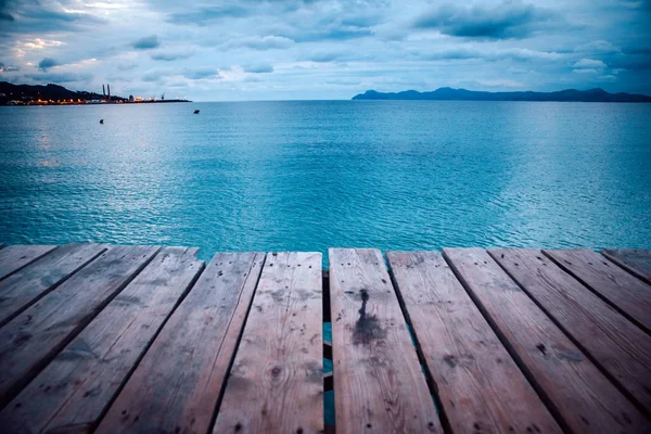 Dunkler Morgen am Meer. Seebrücke im Sturm. Einsamkeit, Einsamkeit Konzeptfoto — Stockfoto