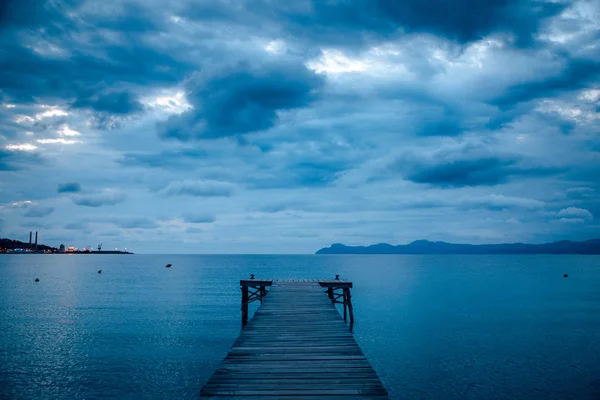 Cais com nuvens escuras no fundo — Fotografia de Stock