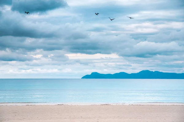 Praia calma de verão em dia nublado. Descanso, silencioso, foto conceito Melancolia — Fotografia de Stock