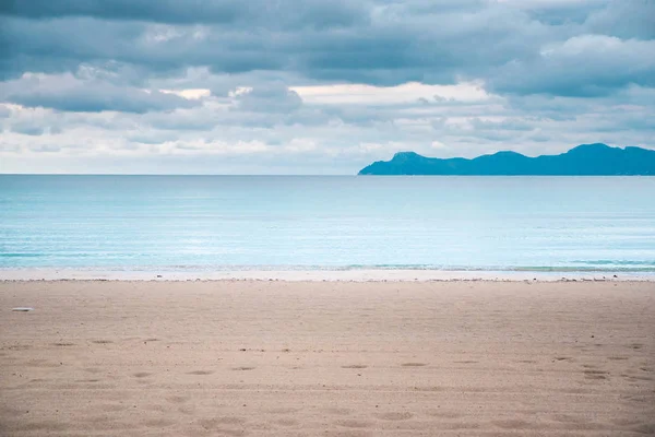 Leerer, klarer Strand am Herbstmorgen. Depression, Traurigkeit, Melancholie — Stockfoto