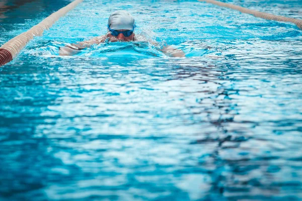 Treinamento de nadador caber na piscina. Masculino nadador dentro da piscina . — Fotografia de Stock