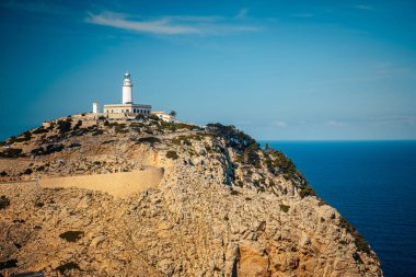Kaptan de Formentor. Kaya 'daki ünlü deniz feneri. Mallorca, İspanya