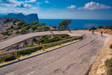 Balear Adaları 'ndaki yolda yol motorcuları.