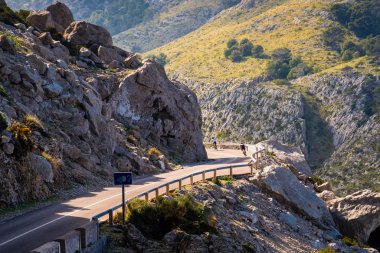 İspanya, Mallorca 'da iki bisikletçi yolda.