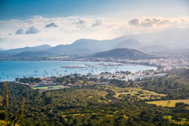 Mayorka 'da güzel bir yaz manzarası, dağlar, deniz ve liman kenti. Mallorca, İspanya