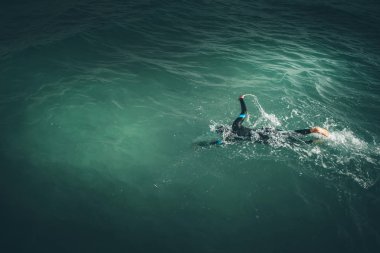 Denizdeki bilinmeyen triatlon yüzücüsü. Spor doğada