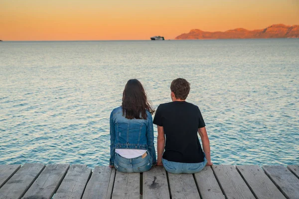 Romantisches Paar sitzt auf der Seebrücke — Stockfoto