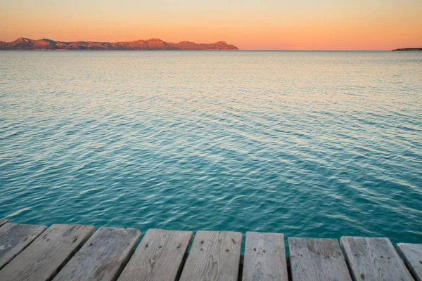 Sommerferienmorgen am Meer. Sonnenaufgangslandschaft im Hintergrund. — Stockfoto