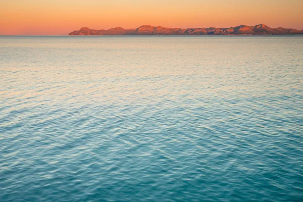 Verão à noite mar. Água azul e céu sunrise colorido — Fotografia de Stock
