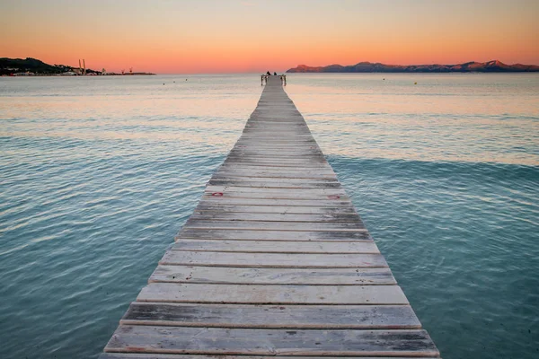 Seebrücke im schönen Sommersonnenuntergang. — Stockfoto