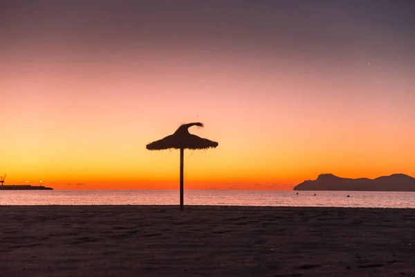 Guarda-chuvas de grama na praia da manhã na Playa de Muro. Maiorca, Espanha — Fotografia de Stock