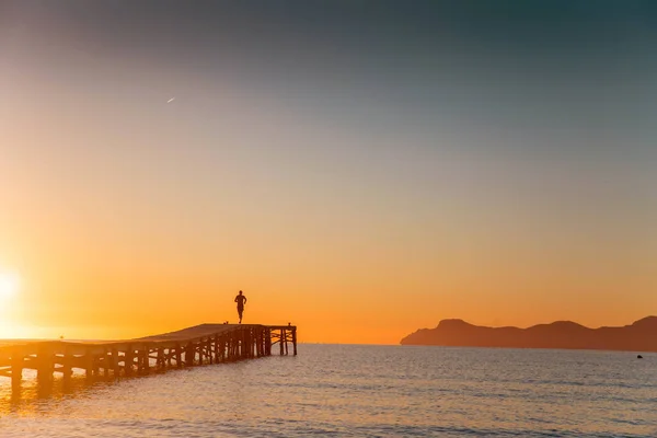 Läufersilhouette am Meer am Sommermorgen — Stockfoto