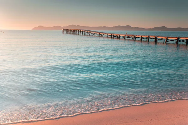 Platja de Muro. Maiorca, Espanha, Mar na bela luz da manhã de verão — Fotografia de Stock