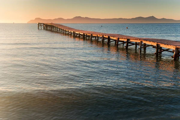 Pier und ruhige See im Sonnenuntergang — Stockfoto