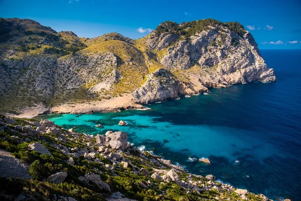 Gyönyörű kék víz a tenger Mallorca, Malorca, Spanyolország. nyári vakáció fotó — Stock Fotó