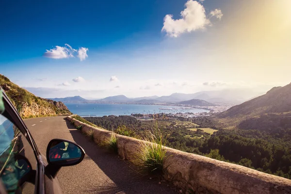 Kilátás autó gyönyörű nyári nyaralás táj. Kikötő, tenger, hegyek. Utazó fénykép — Stock Fotó