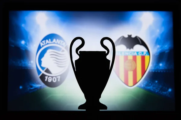 BERGAMO, ITÁLIA, DEZEMBRO. 16 anos. 2019: Atalanta Bergamo (ITA) vs Valencia CF (ESP). Liga dos Campeões da UEFA 2020, Rodada de 16 UCL futebol, Fase de nocaute, playoff, silhueta de troféus UCL . — Fotografia de Stock