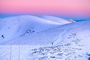 Sabahın erken saatlerinde beyaz kış dağları üzerinde gün doğumu