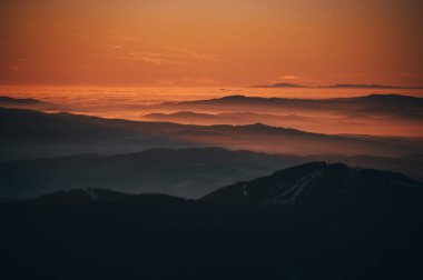 Sıcak gündoğumu ışığında tepeler, güzel kış manzarası, düzenleme alanı