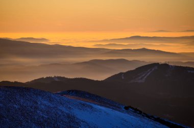 Dağlarda turuncu gün doğumu ışığı, güzel duvar kağıtları.