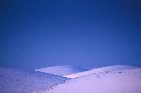 Sněžné hory a modrá obloha, symetrická fotografie, upravte prostor. Fatra, Slovensko — Stock fotografie