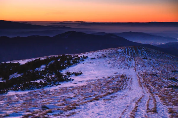 Céu do nascer do sol e montanhas cobertas de neve — Fotografia de Stock
