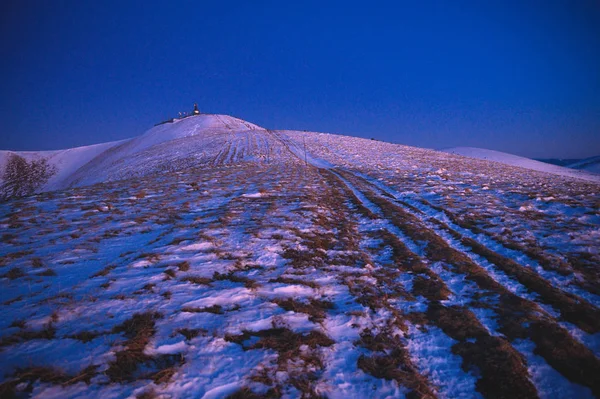Mörkblå berg, första snön på åsen, redigera utrymme. Fatra, Slovakien — Stockfoto