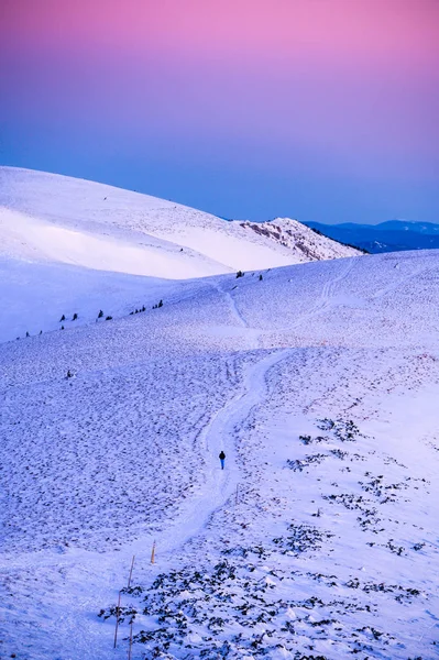 Turistické pěší túry po hřebeni zasněžených hor Fatra, Slovensko — Stock fotografie
