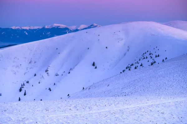 Montañas de invierno paisaje en la luz de la mañana temprano. Colores púrpura y azul — Foto de Stock