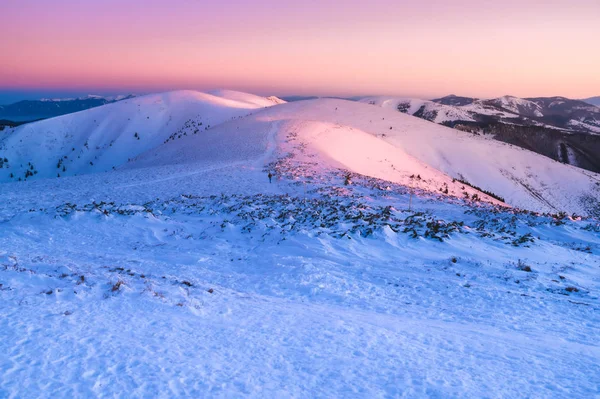 Inverno montanhas dos Cárpatos em luz macia quente do nascer do sol — Fotografia de Stock