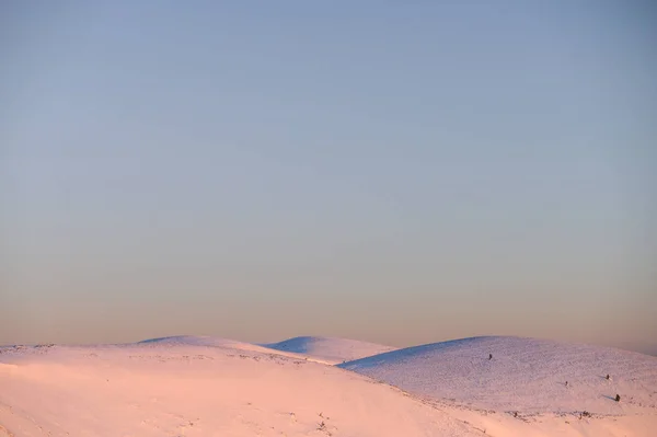 Vrchy v zimě na dně obrazu, bílá editační prostor — Stock fotografie