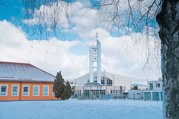 Igreja na cidade de inverno, Cristianismo foto, azul editar espaço — Fotografia de Stock