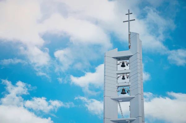 Cristianismo Igreja torre, cruz e grandes sinos, azul editar espaço — Fotografia de Stock