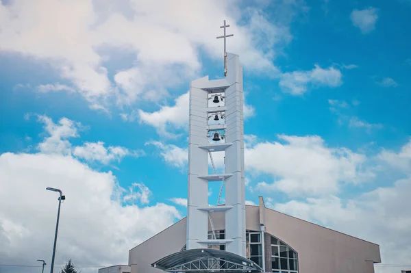 Cristianismo Igreja torre, cruz e grandes sinos, azul editar espaço — Fotografia de Stock