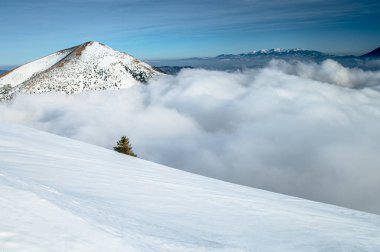 Dağlardaki karlı manzara, beyaz düzenleme alanı, Slovakya