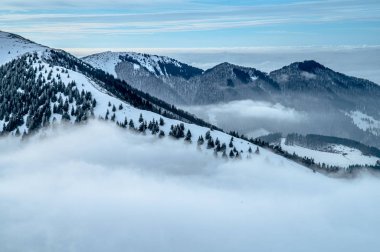 Bir sonbahar gününde dağ manzarası açık sis ve gökyüzünde sirrus bulutlarıyla.