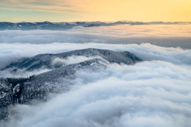 Vadide bulutlar, turuncu gün batımı ışığı. Yüksek Kalite Fotoğraf