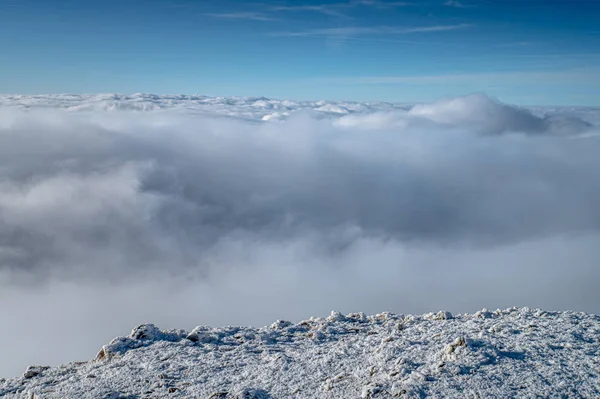 Nuvens em montanhas, paisagem de inverno branco — Fotografia de Stock