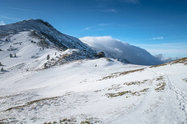 Beyaz kış manzarası, karlı tepeler ve mavi güneşli gökyüzü — Stok fotoğraf