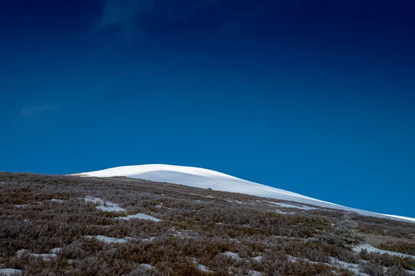 Zimní pozadí, Modrá obloha a bílé hory, upravit prostor — Stock fotografie