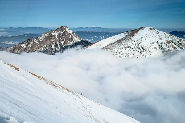 Scénický pohled na Velky Rozsutec a na hory v pohoří Fatra. Slovensko — Stock fotografie