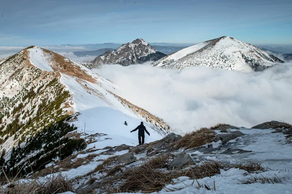 Turista kráčí po kraji zimní hory. Malá Fatra, Slovensko — Stock fotografie