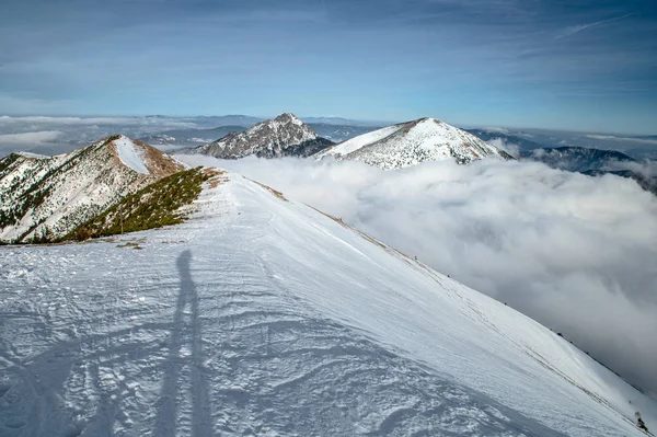 Turisticky stojící v zimních horách. Zasněžené kopce v pozadí. Malá Fatra, Slovensko — Stock fotografie
