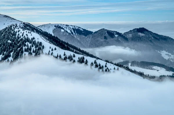 Mountain landscape on an autumn day with light haze and cirrus clouds in the sky. — 스톡 사진