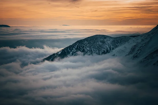 Tepe kış manzarasında turuncu gün batımı, bulutlar, turuncu düzenleme alanı — Stok fotoğraf