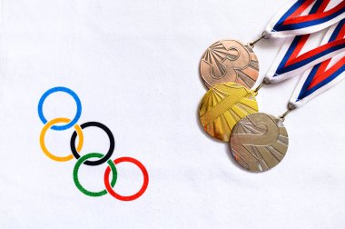 Tokyo, Japonya, Ocak. - 20. 2020: Madalya Seti, Altın, gümüş ve bronz, beyaz zemin, olimpiyat daireleri