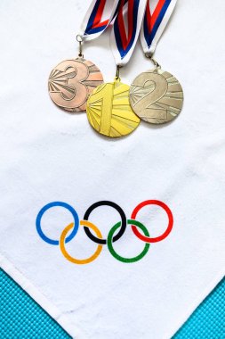 Tokyo, Japonya, Ocak. - 20. 2020: Olimpiyat daireleri ve madalya seti, beyaz arka plan. Boşluğu düzenle