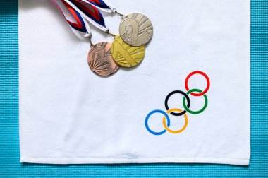Tokyo, Japonya, Ocak. - 20. 2020: Beyaz zemin üzerinde altın ve bronz madalya, Tokyo 2020 Yaz Olimpiyatları için duvar kağıdı
